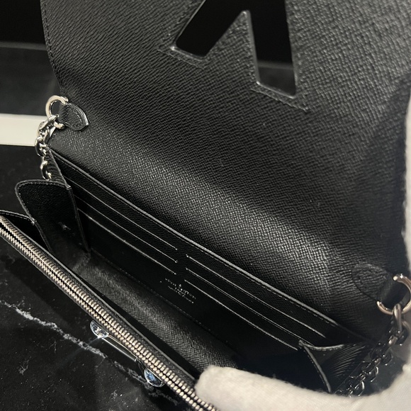 Twist Epi Wallet on Chain - Picture 4 of 5